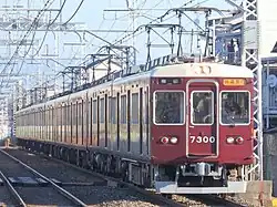 新たな全線統一規格を採用した7300系(左)同じ規格を採用している1300系(右)