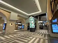 東口コンコース