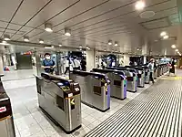 東改札口