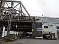 阪急中津駅、阪急線高架下を通る特急「はるか」（左下）。
