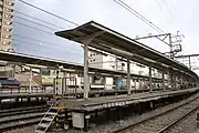 駅構内（手前が宝塚方面ホーム）
