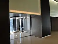 大阪の大阪梅田ツインタワーズ・ノースのシャトルエレベータ室内（ホールから）定員は80名、5基が稼働している