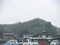 地内の丘陵小字芝生で撮影