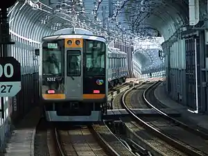 西九条 - 九条間の防音シールド区間を走る9000系電車
