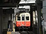 本線の高架下に昼間留置される武庫川線用車両