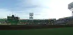 （右から）1塁側アルプス席、ライト外野席、スコアボード・上：プロ野球開催時（2016年）・下：高校野球開催時（2007年、リニューアル前）