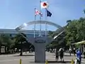 旧駅前広場、臨時改札口から約20m先に設置されていたモニュメント（2007年8月）