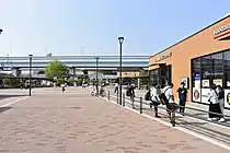 駅前広場（2022年8月）駅西口から球場方向を望む