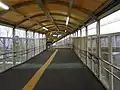 本線ホームと西改札および武庫川線ホームを繋ぐ連絡通路(1番線)