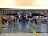 阪神神戸三宮駅プラットホーム写真内の車両は左から阪神、近鉄、山陽の電車