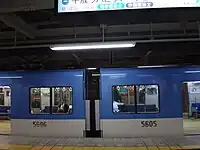 LED照明を導入した車両（5605・右側）と蛍光灯照明（5606・左側）（尼崎駅にて）