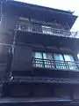 3階建を見上げる（2015年11月撮影）