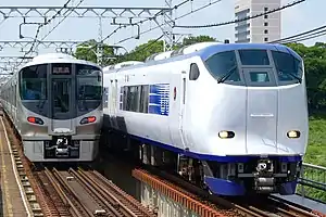 阪和線の普通列車と特急「はるか」(2017年7月 浅香駅)