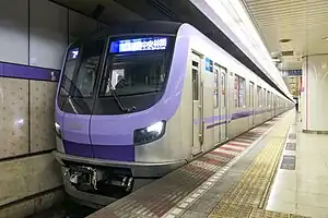 半蔵門線で運用される18000系(2024年2月、住吉駅)