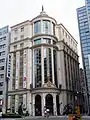大阪正心館所在地:大阪府大阪市北区繁栄の神であるヘルメス像を建物頂上に配置している。