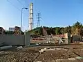 正門付近を敷地外から撮影。