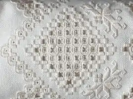 ハーダンガー刺繍(カットワークの一種)
