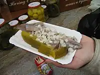 キュウリのピクルスが添えられたハーリング（オランダ）