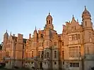 イギリスのハーラクストンマナーは、19世紀のルネッサンス、チューダー、ゴシック建築の邸で、歴史主義の邸宅建築の人気のある形式であるヤコベサンを生み出した。
