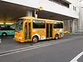 日野・リエッセ（ステップリフトバス）は～もに～ばす「黄バス」
