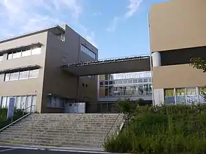 はるひ野小学校・中学校の入口