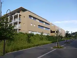 はるひ野小学校・中学校小中一貫校として同一敷地内に所在する。