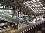 大屋根に覆われた跨線橋（2012年11月1日）