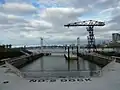 春海橋公園に隣接する水上バス乗り場と跳ね橋「アーバンゲートブリッジ」（遠くに見える青い橋は晴海大橋）