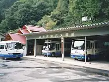 長谷村営バスの車庫（2002年9月撮影）