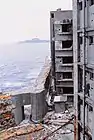 船着場入口（メガネ）　後方の島は高島