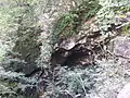壁面を横穴状に掘削した半地下坑