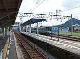 ホーム（国分方より 手前左より0・1・2番、奥に小さく映るのが3・4番のりば）