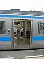 2番線の高松行快速「サンポート」から駅舎・0番のりば側を望む。ホーム向い1番線の普通は両側扉を開け、「サンポート」からの当駅下車客を駅舎・0番のりばへ通す。