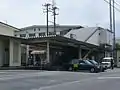 ロータリー完成前の西口階段。階段と旧ロータリー（タクシーが停車している路面）との間に旧駅舎土台に由来する段差があるのが確認できる。（2008年5月）