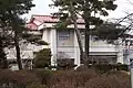松の木から少し離れて、木の全景が入るようにした。12年3月22日朝撮影