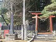 諏訪神社入り口、東に面す