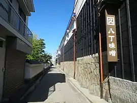 八丁味噌の味噌蔵。路地の右側が八丁町。