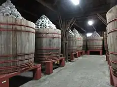 八丁味噌は石積みによって長期間（二夏二冬）醸造されて作られる。