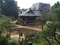 山頂からの眺め、当社拝殿を見る