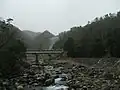 河佐峡から見た八田原ダム（中央の橋は旧福塩線橋梁）