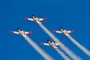 展示飛行を行うT-6A テキサンII、2015年。