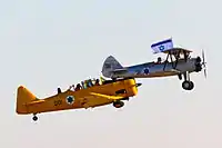 展示飛行を行うPT-17とT-6G テキサン、2013年。