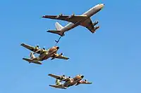 C-130に空中給油を行うKC-707。