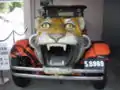巨大なトラの頭を着けた自動車