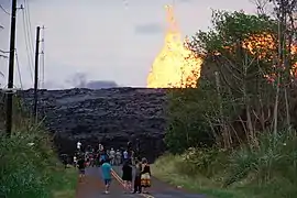 5月26日レイラニ・エステーツ。このような火口の至近で火山の女神であるペレにフラを捧げる光景も見られた。