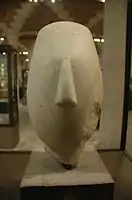 『腕を組んだ偶像型の女性像の頭部』、紀元前2700年 - 2300年ごろ(ギリシア)