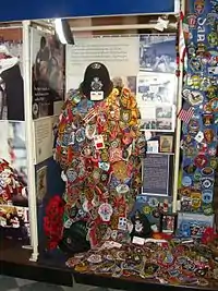 チャペル内に展示されている"心と精神の癒し (Healing Hearts and Minds) "は、世界中から送られた警察や消防の布片、赤いチャジブル（司祭の上着）、そして頂上にはBritish Bobbyのヘルメットが飾られた作品である。