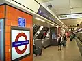 他の視点からのプラットホームと駅名版
