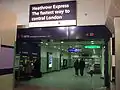 ターミナル4到着ゲート側の駅入口