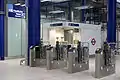 地下鉄駅のエントランスの中にある切符売り場を見る。